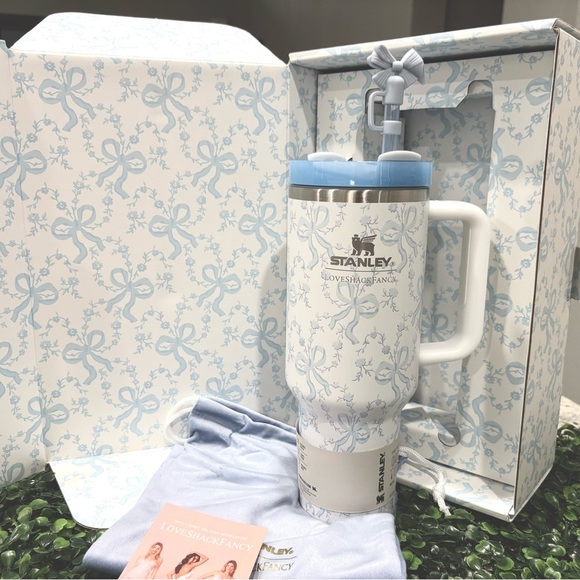 Stanley 1913 x LoveShackFancy Holiday
Quencher® H2.0 FlowState™ Tumbler | 40
OZ - Picture 1 of 5
